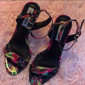 EUC Multi-Color Steve Madden Patent Landen Sandal